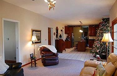 5th image of 402 Balsam Ct