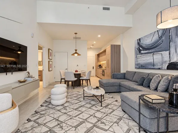 77 SE 5th St, Miami, FL
