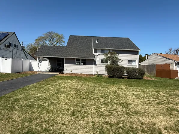 168 Red Maple Dr E, Levittown, NY 11756