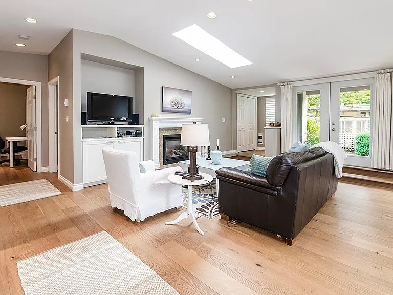 2233 Alden Ln — Photo 3