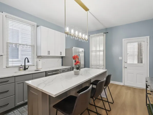 1537 W Barry Ave #2, Chicago, IL 60657