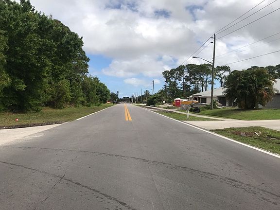5th image of 686 SE Thornhill Dr