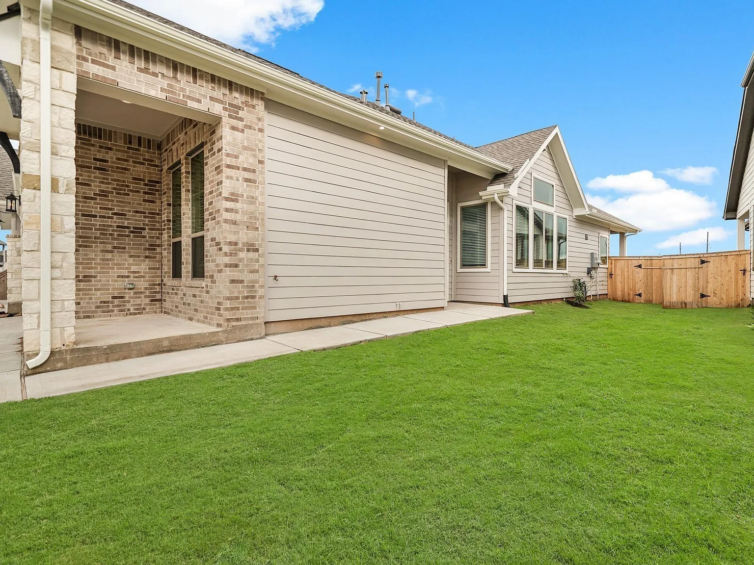 3 bed, 2.0 bath, 1728 sqft, $2,600 — Photo 3