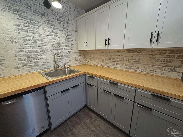 1212 N East St — Photo 13