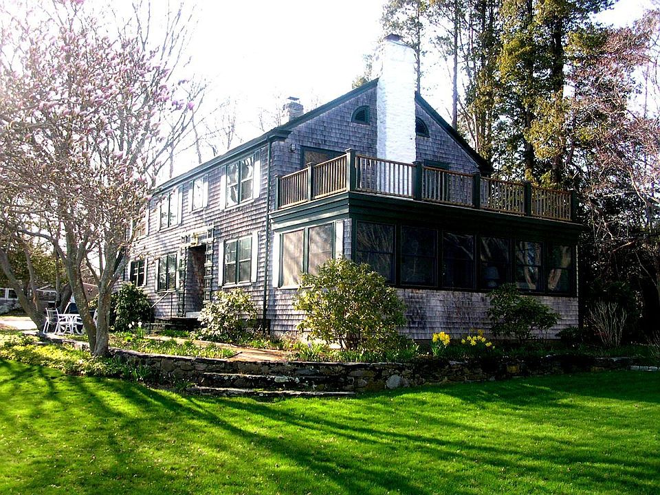 Maturely landscpaed yard