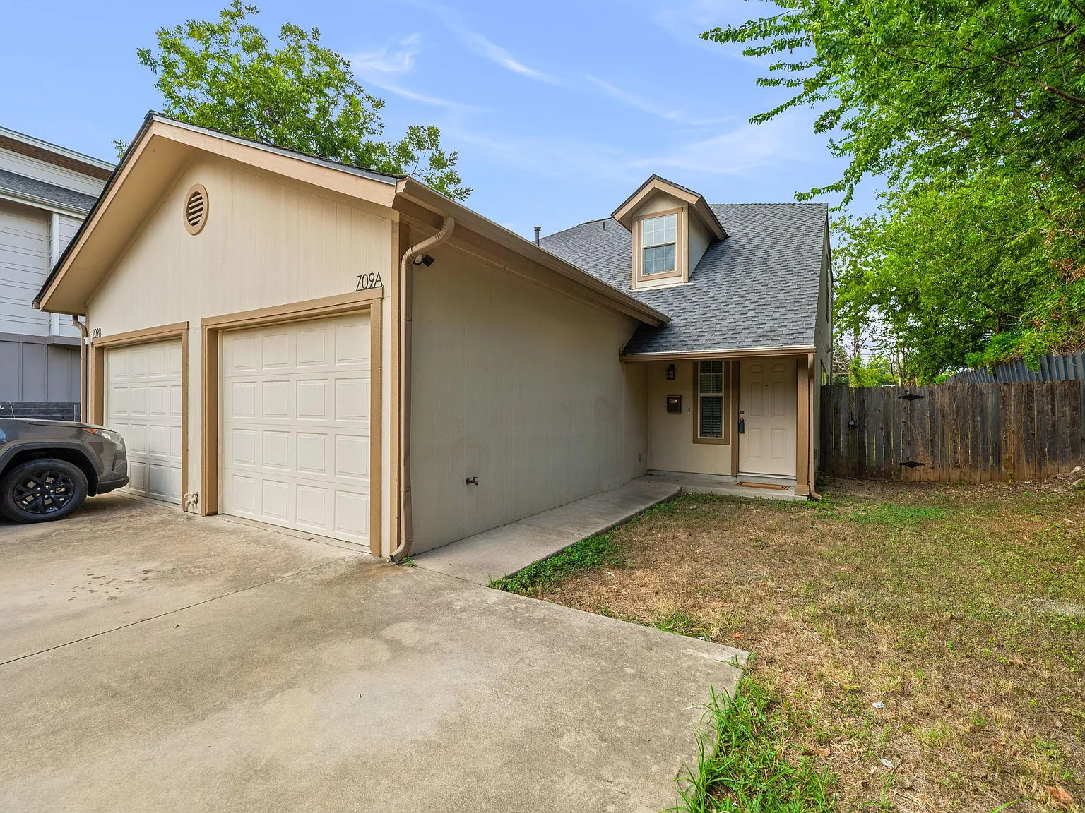 3 bed, 2.5 bath, 1220 sqft, $2,395 — Photo 2