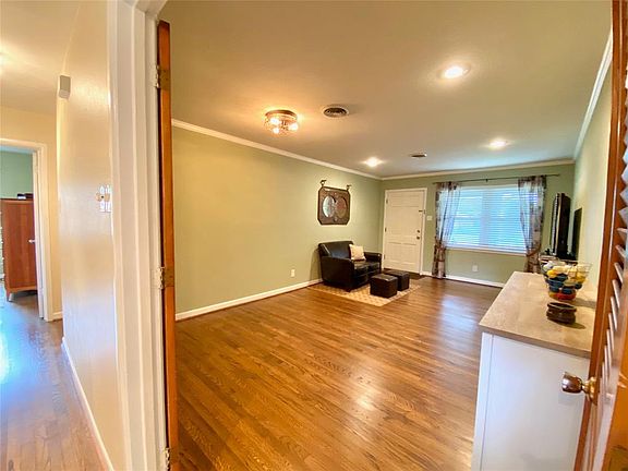 3rd image of 425 La Salle Dr