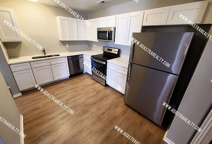 121 Ames St — Photo 6