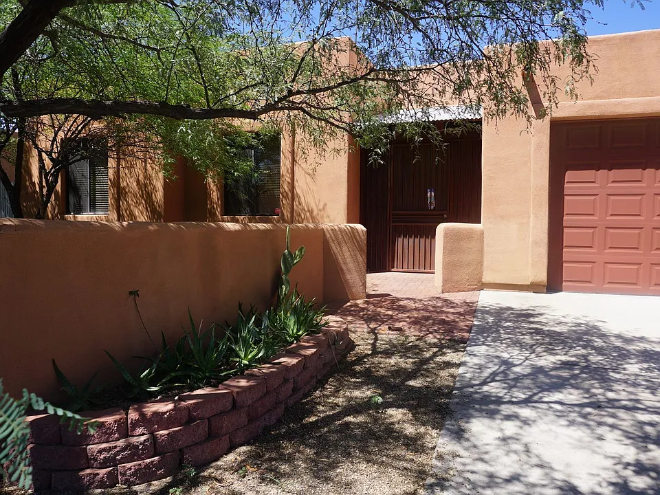 1717 N Baxter Dr