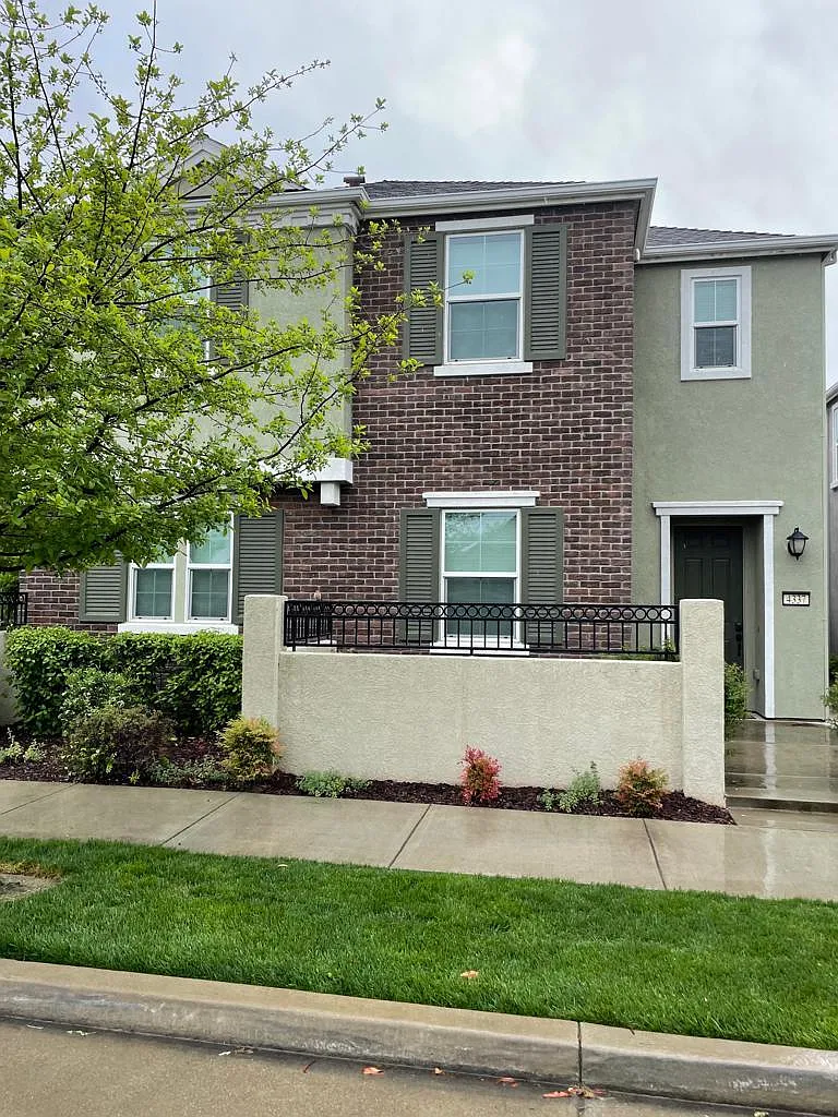 3 bed, 2.5 bath, 1963 sqft, $2,950 — Photo 2