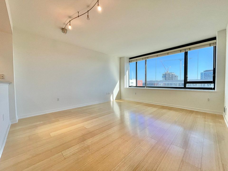 1st image of 250 King St Unit 876