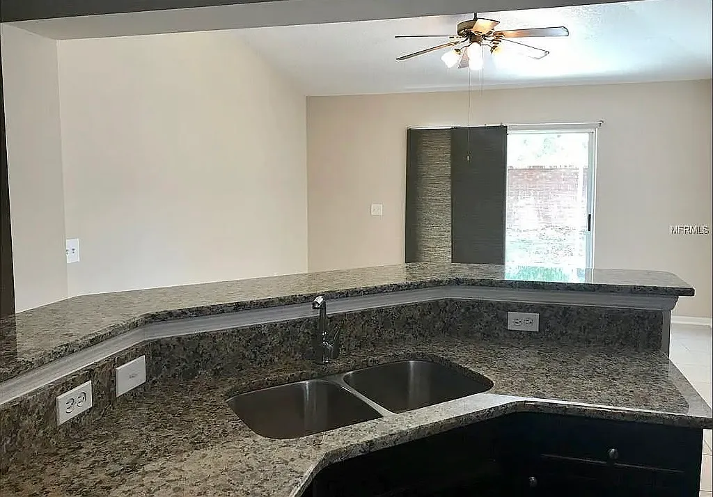 4 bed, 1874 sqft, $2,795 — Photo 4