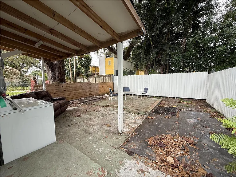 1122 NW 32nd Pl #FRONT — Photo 10
