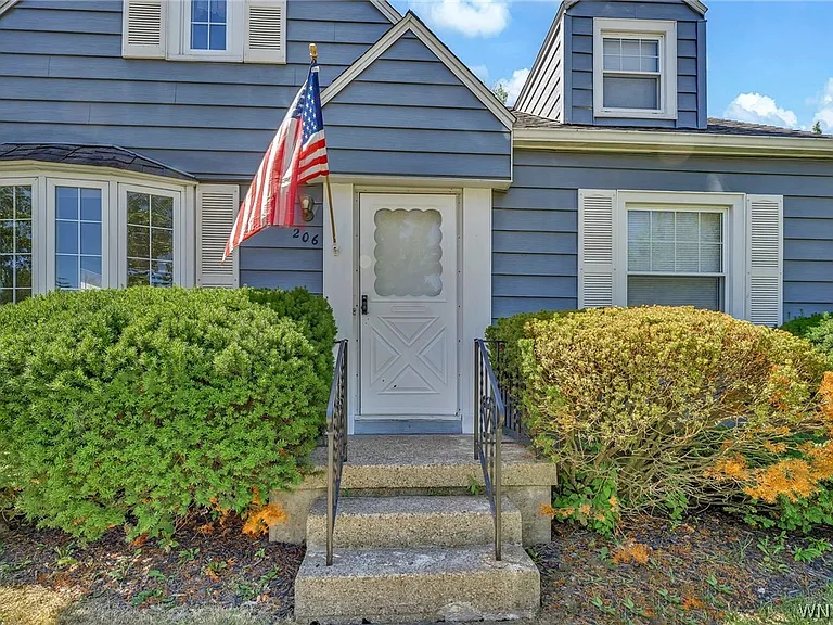 206 Wrexham Ct N — Photo 4