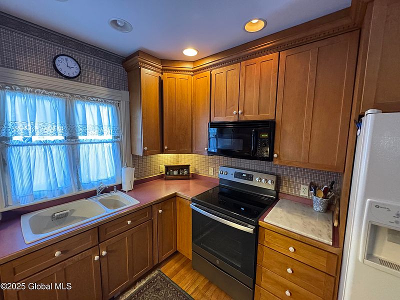 3rd image of 475 Glen Street