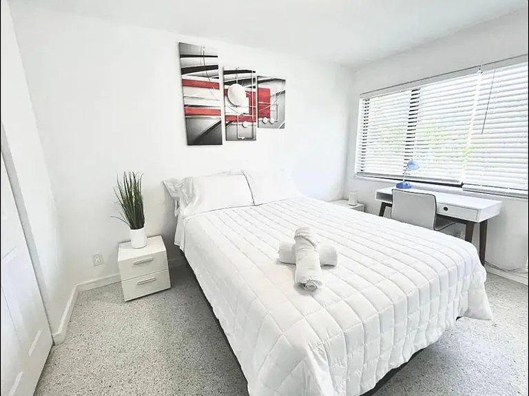 250 SW 10th Ave #2 — Photo 11