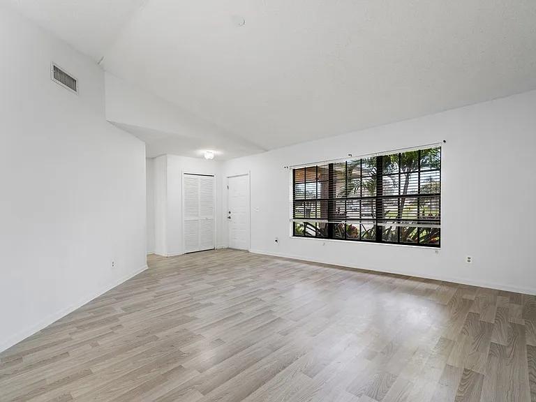 190 Parkwood Dr — Photo 10