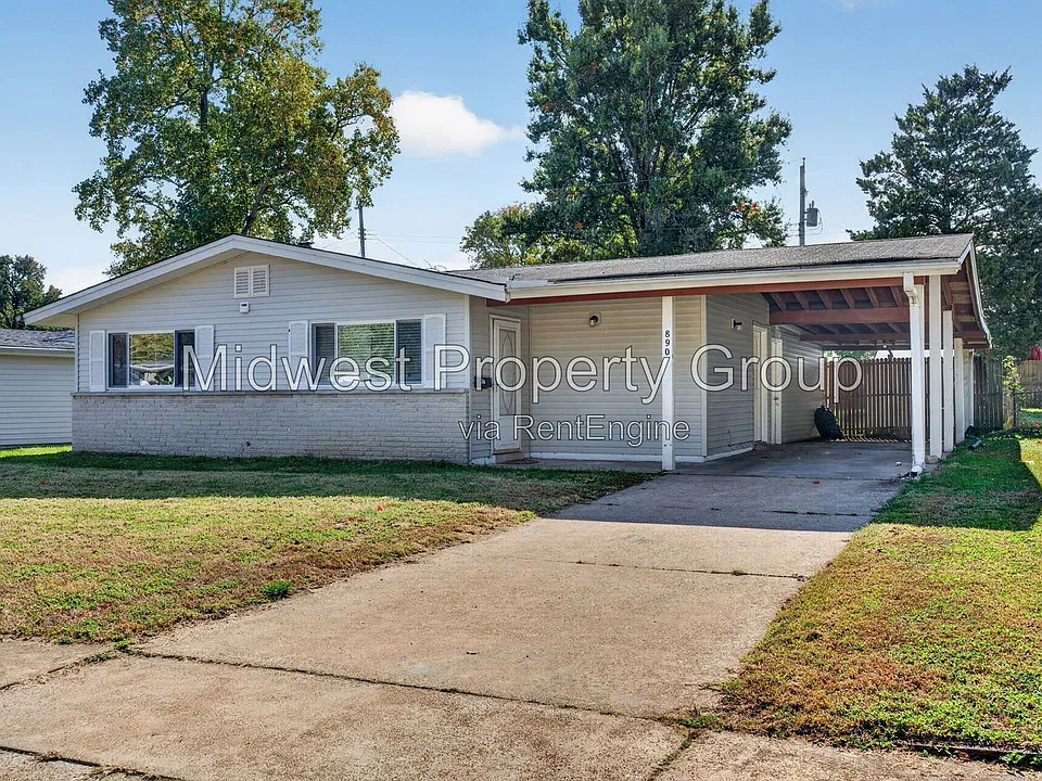 890 Gonzaga Ln