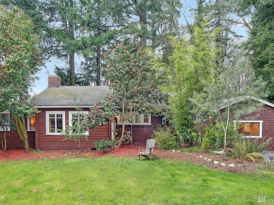 The perfect find. A Charming house in Broadview with a separate studio on a huge , private lot , just near Carkeek Park! 
