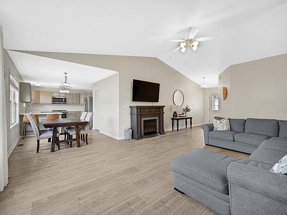 5th image of 566 Fox Burrow Ct