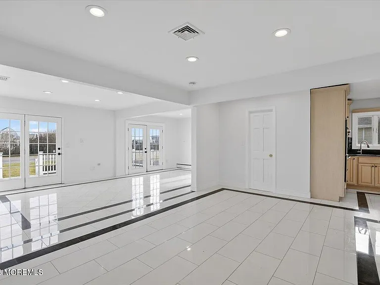 8 Pullman Ave — Photo 14