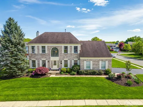 22 Eleanor Dr, Kendall Park, NJ 08824