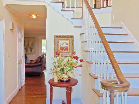 4th image of 425 Saint Johns Cir