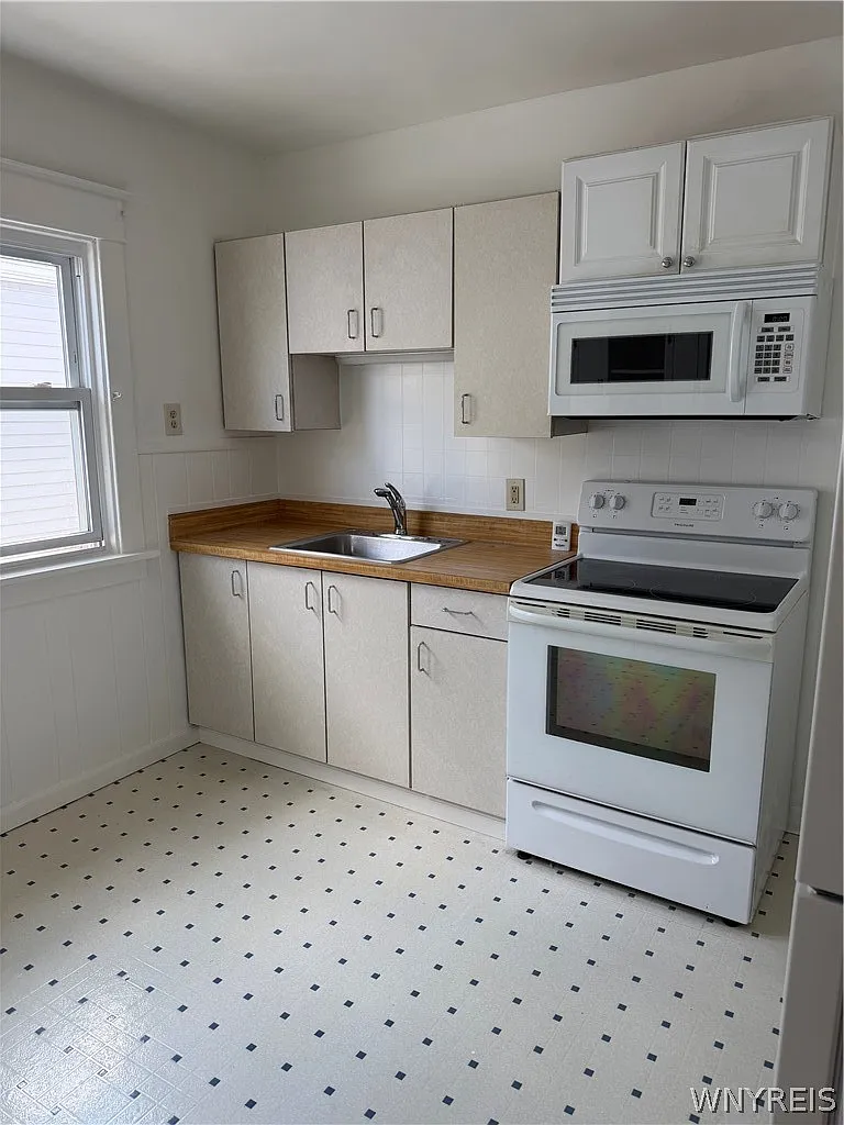 3 bed, 1.0 bath, 2528 sqft, $1,500 — Photo 2