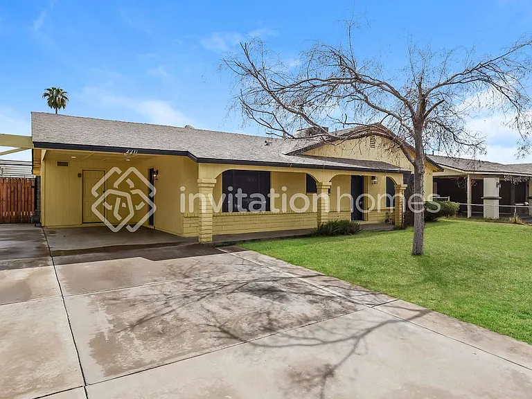 2211 N 54th Ln — Photo 1