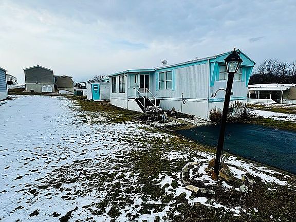 3rd image of 127 Candlelight Dr