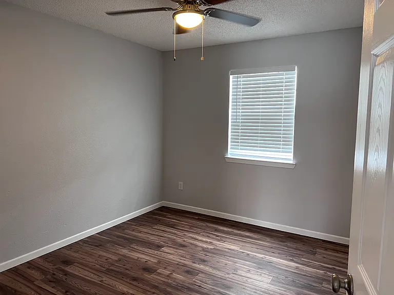 405 Root Ave #6 — Photo 7