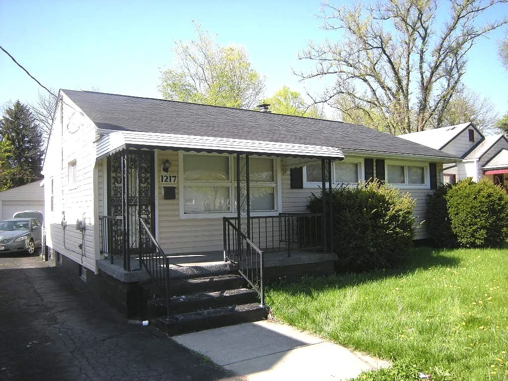 1217 Smith Rd photo 1