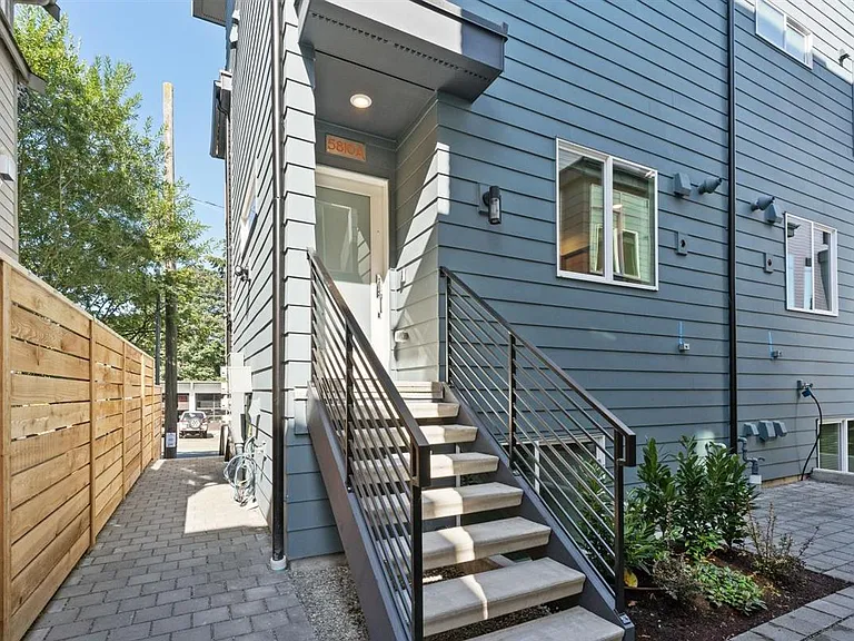 5810 Roosevelt Way NE #B — Photo 2
