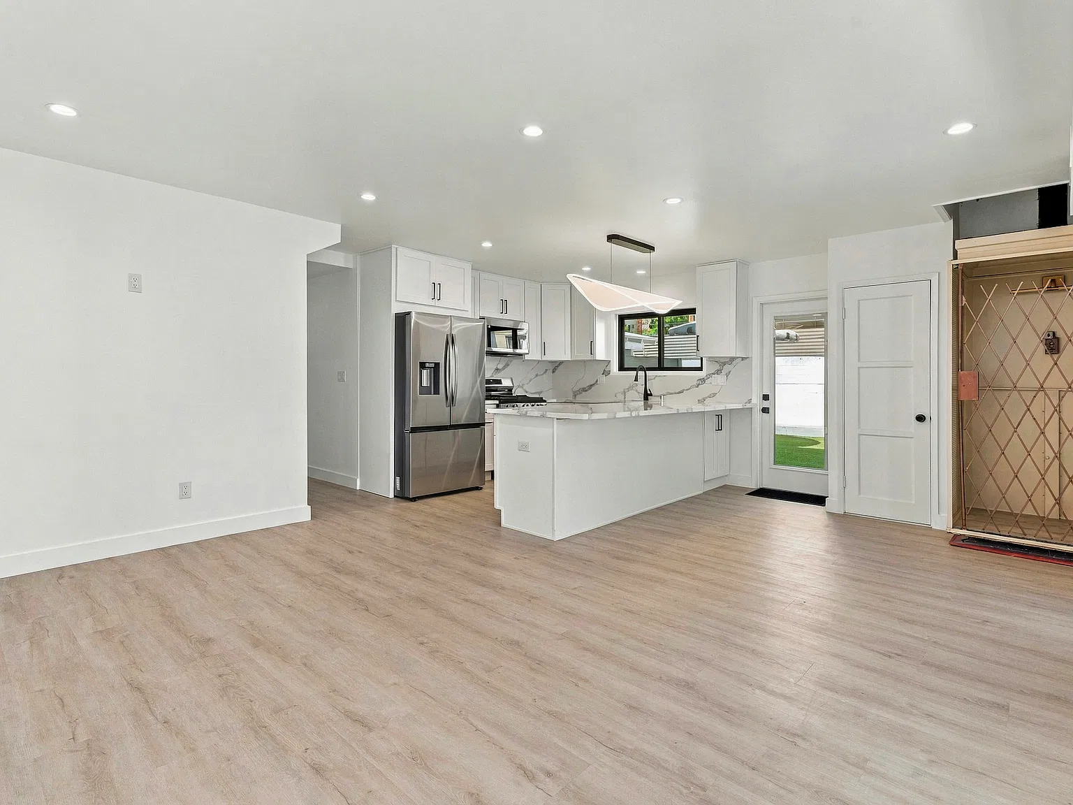 1427 N Bronson Ave — Photo 4