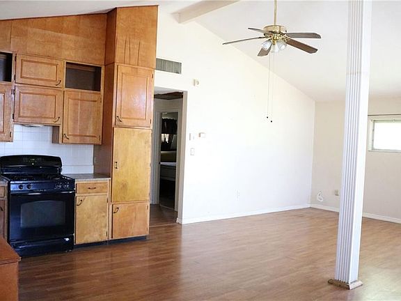 4th image of 102 Wilson Ave
