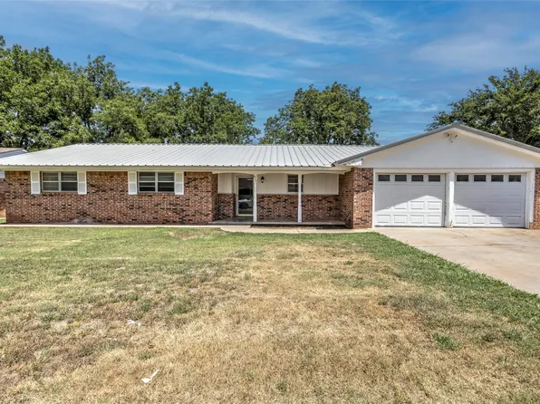 610 E Monroe St, Waurika, OK 73573