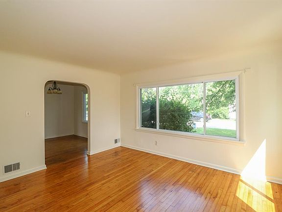 3rd image of 8745 Evergreen Dr