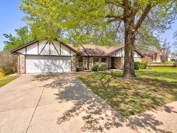 1205 Woodview Ln, Edmond, OK 73013