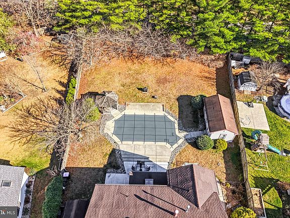 3rd image of 51 Linden Dr