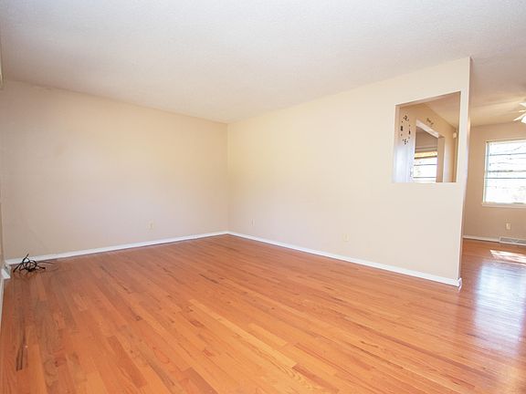 3rd image of 2303 W Edgewood Dr