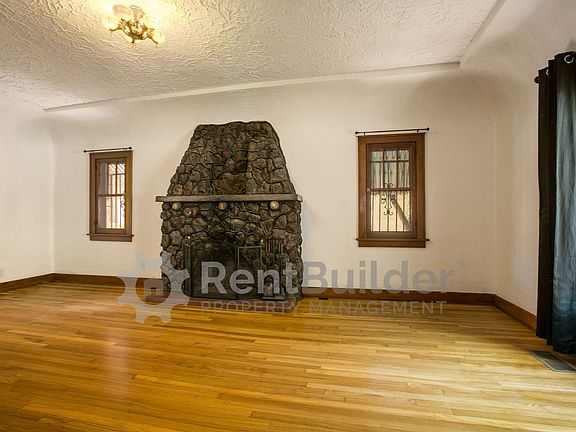4th image of 1404 Marquette Pl NE