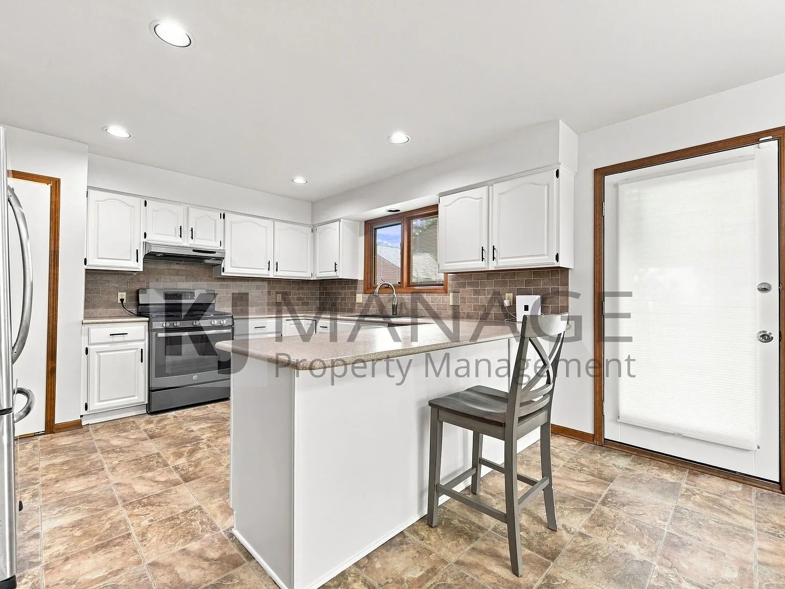 3 bed, 3415 sqft, $2,950 — Photo 4