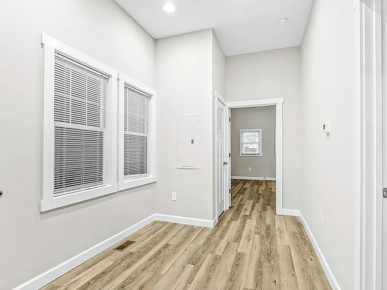 1112 E Spring St #1 — Photo 22