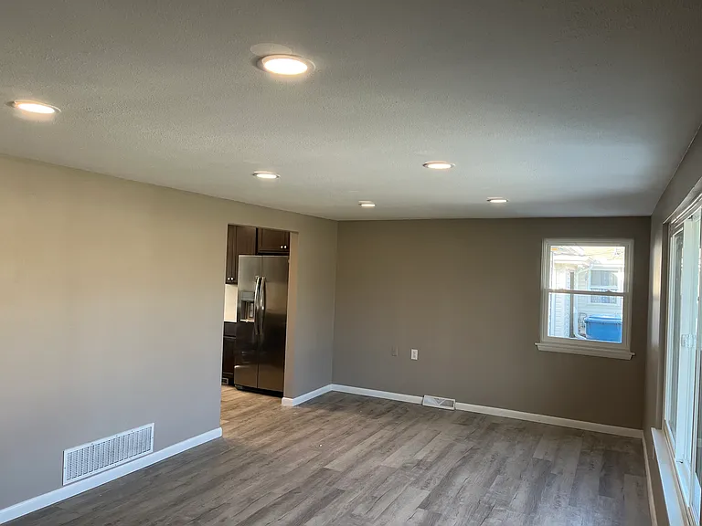 868 Mansfield St — Photo 8