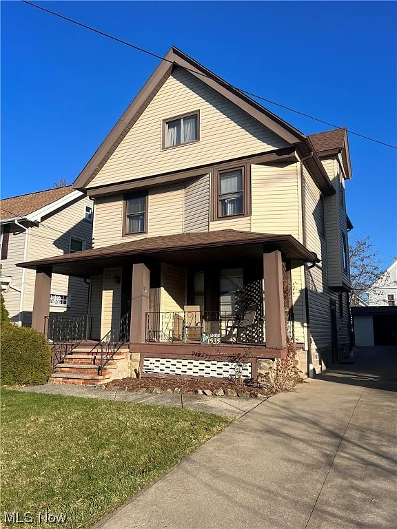 1535 Rosewood Ave photo 1