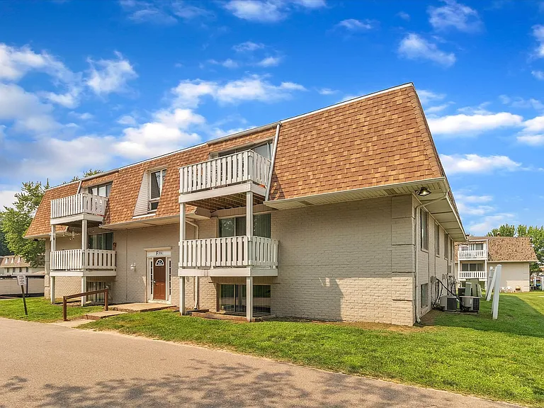 Country Club Park Apartments (320 S. Drake LLC) — Photo 15