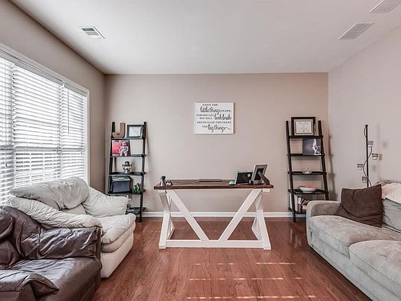 3rd image of 215 Gainesway Park