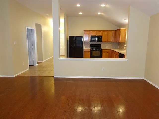3 bed, 2.0 bath, 1905 sqft, $2,325 — Photo 3