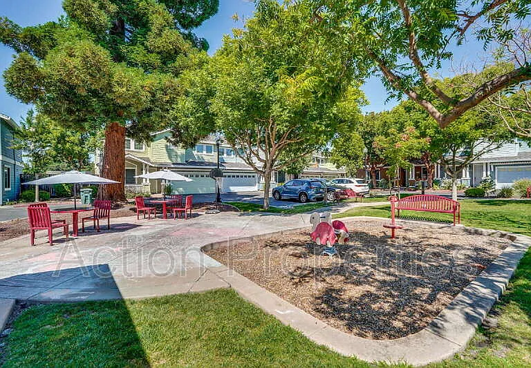 241 Granada Park Cir — Photo 32