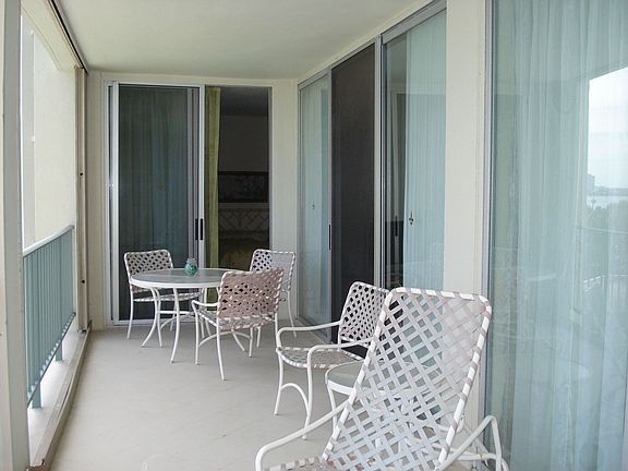 Spacious Balcony overlook Sandy Beaches 